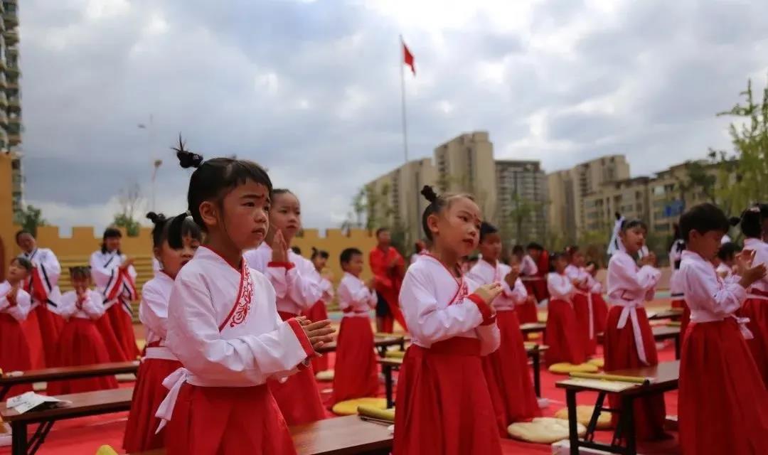 昆明市斗南街道中心幼兒園國學(xué)畢業(yè)典禮2.jpg